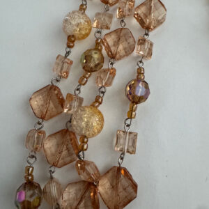 Lange ketting met facetkralen en kleine kralen donkerchampagnekleur