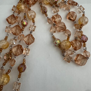 Lange ketting met facetkralen en kleine kralen donkerchampagnekleur