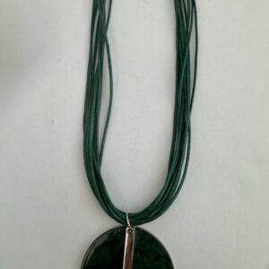 Groene ketting meerdere draden met groene hanger