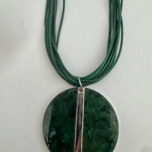 Groene ketting meerdere draden met groene hanger