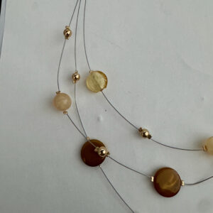 Laagjesketting met 3 laagjes met mooie bruine en beige kralen met goudkleurige kraaltjes