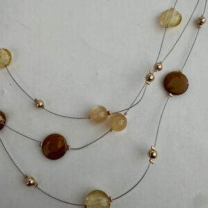 Laagjesketting met 3 laagjes met mooie bruine en beige kralen met goudkleurige kraaltjes