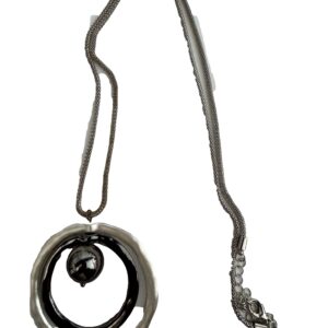 Lange ketting 3 kleuren rondjes een een grote zwarte kraal in het midden