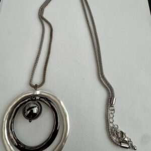 Lange ketting 3 kleuren rondjes een een grote zwarte kraal in het midden