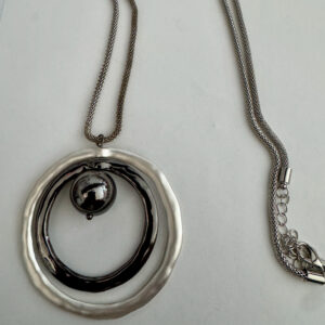 Lange ketting 3 kleuren rondjes een een grote zwarte kraal in het midden