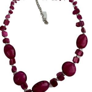 Ketting met fuchsia kralen in 3D