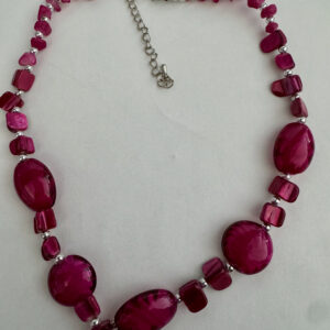 Ketting met fuchsia kralen in 3D