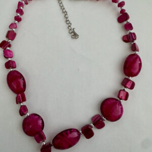 Ketting met fuchsia kralen in 3D