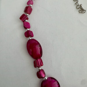 Ketting met fuchsia kralen in 3D