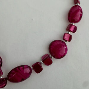 Ketting met fuchsia kralen in 3D