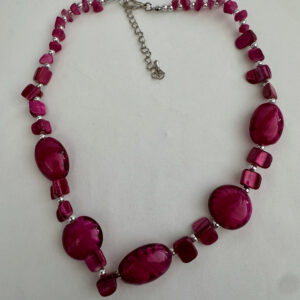 Ketting met fuchsia kralen in 3D