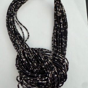 Ketting zwart zilver met verschillende strengen gebundeld tot een knoop