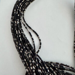 Ketting zwart zilver met verschillende strengen gebundeld tot een knoop