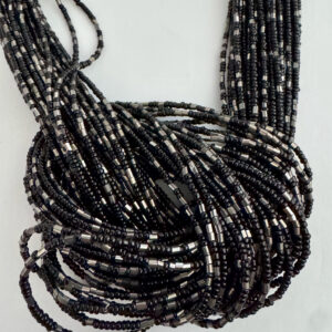 Ketting zwart zilver met verschillende strengen gebundeld tot een knoop