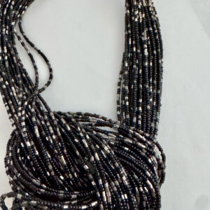 Ketting zwart zilver met verschillende strengen gebundeld tot een knoop