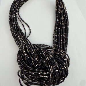 Ketting zwart zilver met verschillende strengen gebundeld tot een knoop