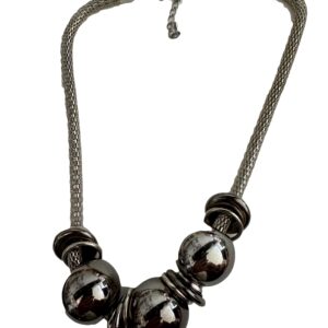 Mooie zilverkleurige ketting met zilverkleurige ballen