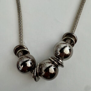 Mooie zilverkleurige ketting met zilverkleurige ballen