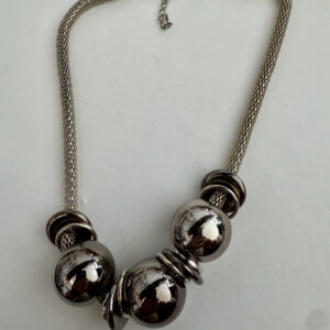 Mooie zilverkleurige ketting met zilverkleurige ballen