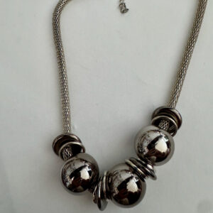 Mooie zilverkleurige ketting met zilverkleurige ballen