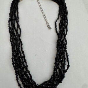 Ketting zwart met verschillende strengen met kleine kraaltjes