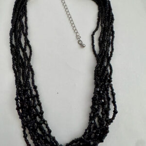 Ketting zwart met verschillende strengen met kleine kraaltjes