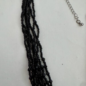 Ketting zwart met verschillende strengen met kleine kraaltjes