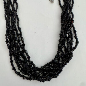 Ketting zwart met verschillende strengen met kleine kraaltjes