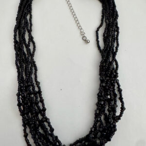 Ketting zwart met verschillende strengen met kleine kraaltjes