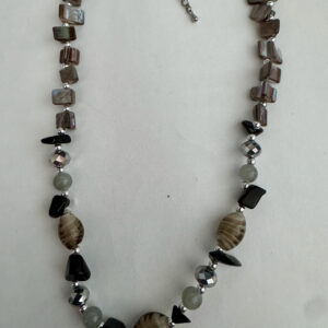 Ketting met antraciete kralen in 3D