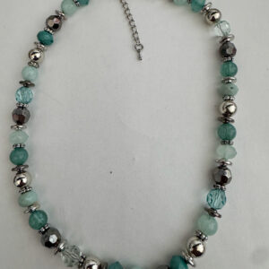 Kralenketting mintkleuren met zilverkleurige tussenkraaltjes