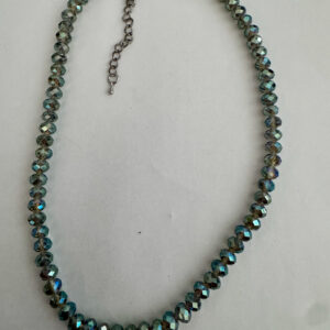 Mooie zelfgemaakte ketting in blauwtinten met 4 mm facetkralen