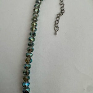 Mooie zelfgemaakte ketting in blauwtinten met 4 mm facetkralen