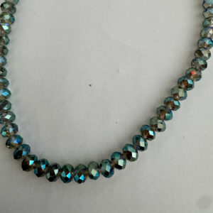 Mooie zelfgemaakte ketting in blauwtinten met 4 mm facetkralen