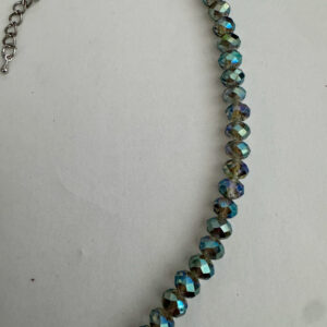 Mooie zelfgemaakte ketting in blauwtinten met 4 mm facetkralen