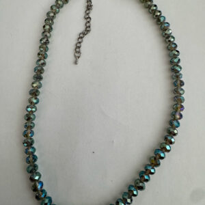 Mooie zelfgemaakte ketting in blauwtinten met 4 mm facetkralen