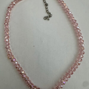 Mooie zelfgemaakte ketting in rozetinten met 4 mm facetkralen