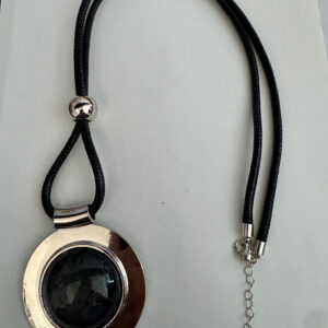 Lange ketting imitatieleer met een mooie grote hanger met grijs kattenoog