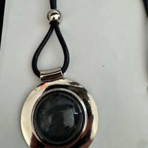 Lange ketting imitatieleer met een mooie grote hanger met grijs kattenoog