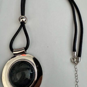 Lange ketting imitatieleer met een mooie grote hanger met grijs kattenoog