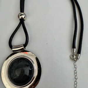 Lange ketting imitatieleer met een mooie grote hanger met grijs kattenoog