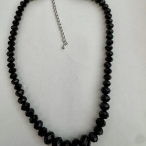 Mooie zelfgemaakte ketting in zwart met 4 mm facetkralen