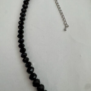 Mooie zelfgemaakte ketting in zwart met 4 mm facetkralen