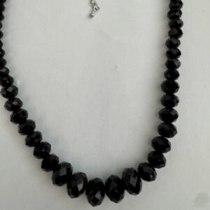 Mooie zelfgemaakte ketting in zwart met 4 mm facetkralen