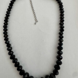 Mooie zelfgemaakte ketting in zwart met 4 mm facetkralen