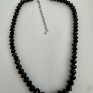 Mooie zelfgemaakte ketting in zwart met 4 mm facetkralen