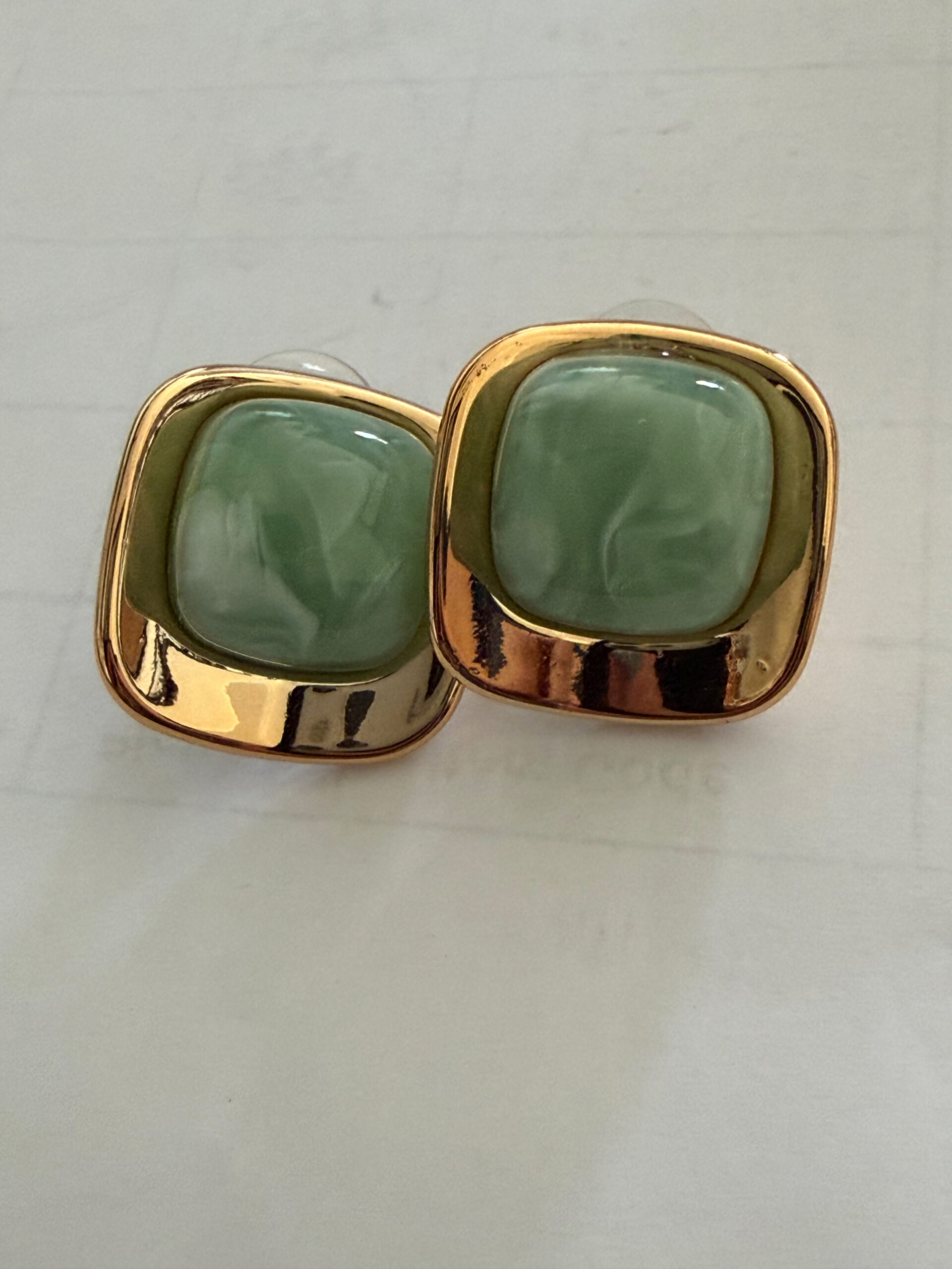 Mooie goudkleurige oorbellen met turquoise steen
