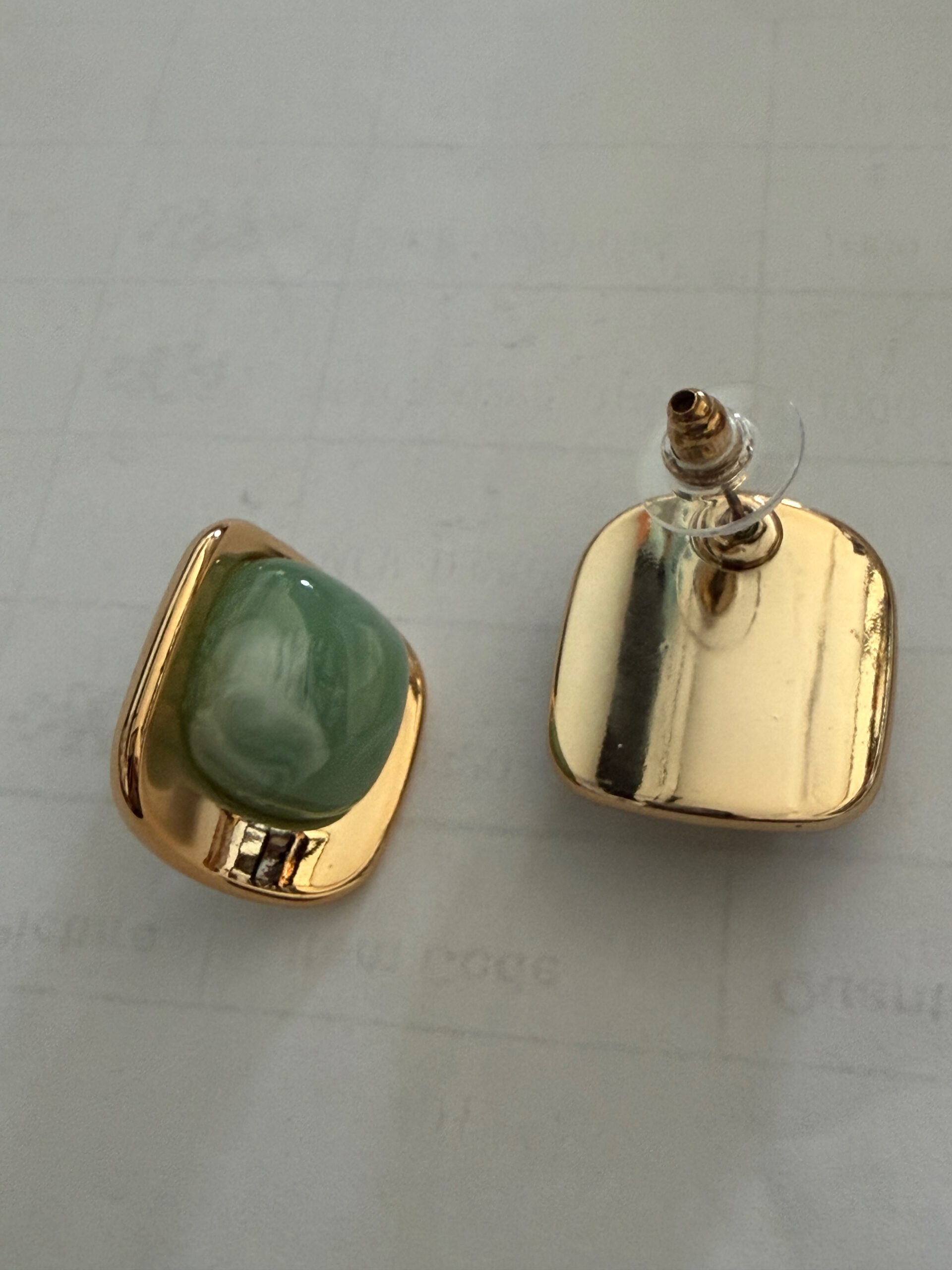 Mooie goudkleurige oorbellen met turquoise steen