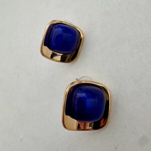 Mooie goudkleurige oorbellen met donkerblauwe steen