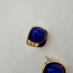 Mooie goudkleurige oorbellen met donkerblauwe steen